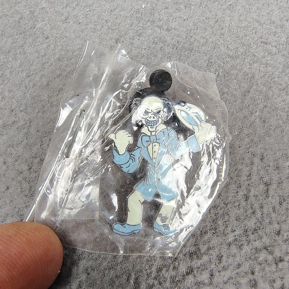 Disney‎ Hidden Mickey Pin Haunted Mansion EZRA Skeleton Hitchhiker 2007 New